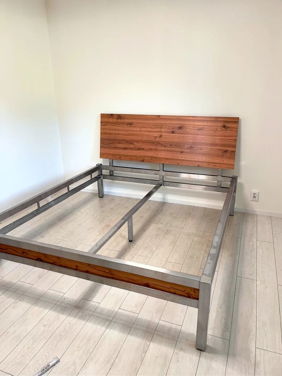 Moderní manželská postel s nerezovým rámem, dřevěným čelem v dekoru dub wenge